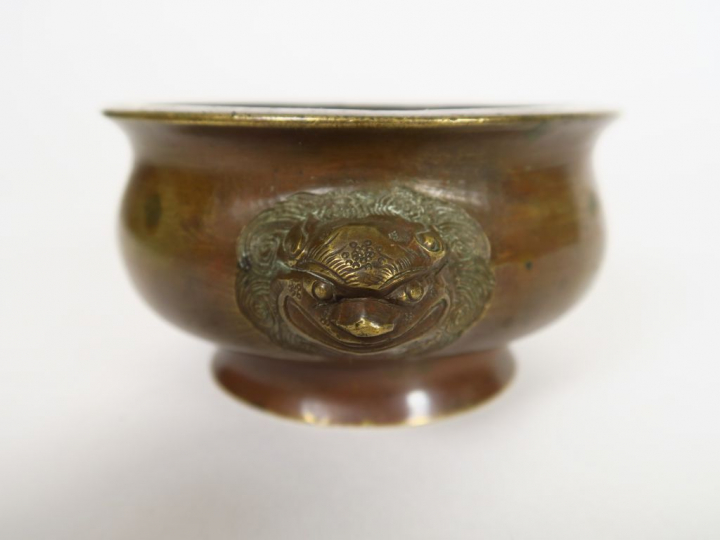 Brûle-parfum en bronze de patine mordorée, ornée de deux têtes de lion