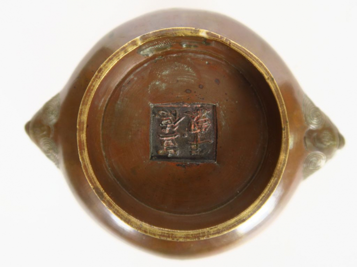 Brûle-parfum en bronze de patine mordorée, ornée de deux têtes de lion