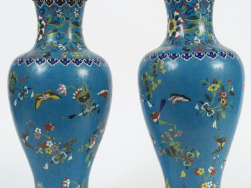 Paire de vases balustres en émaux cloisonnés sur cuivre, décor en poly