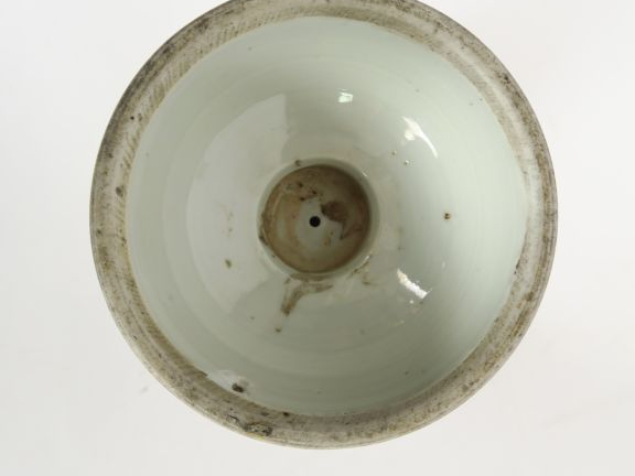 Coupe sur piédouche en porcelaine et émaux polychromes, à décor de fle