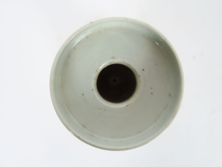 Coupe sur piédouche en porcelaine et émaux polychromes, à décor de fle