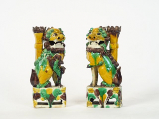 Vente aux enchères Deux porte-baguettes à encens formant pendant en biscuit émaillé sanca