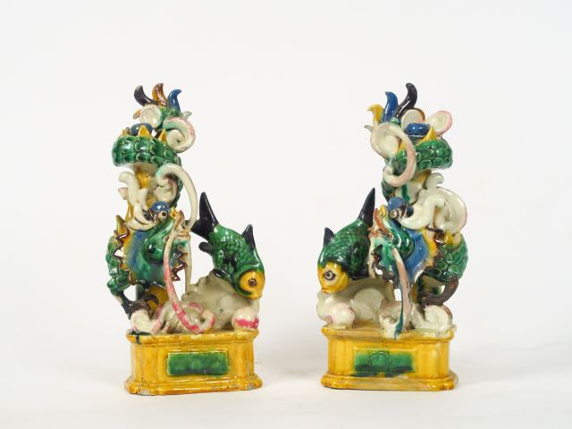 Paire de porte-baguettes à encens en biscuit émaillé polychrome, repré