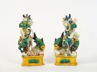 Vente aux enchères Paire de porte-baguettes à encens en biscuit émaillé polychrome, repré