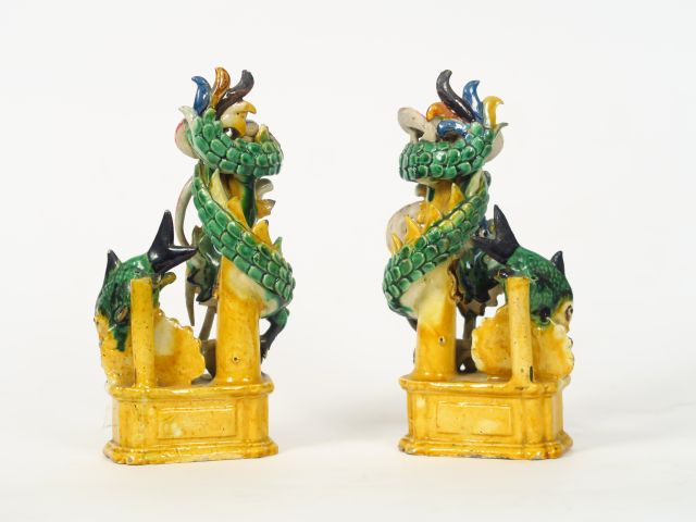 Paire de porte-baguettes à encens en biscuit émaillé polychrome, repré