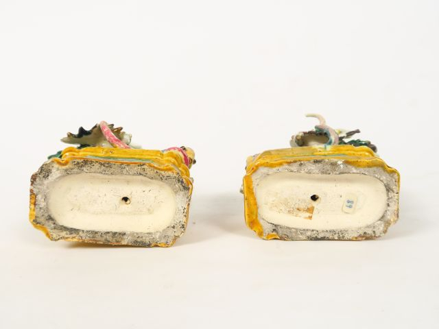 Paire de porte-baguettes à encens en biscuit émaillé polychrome, repré