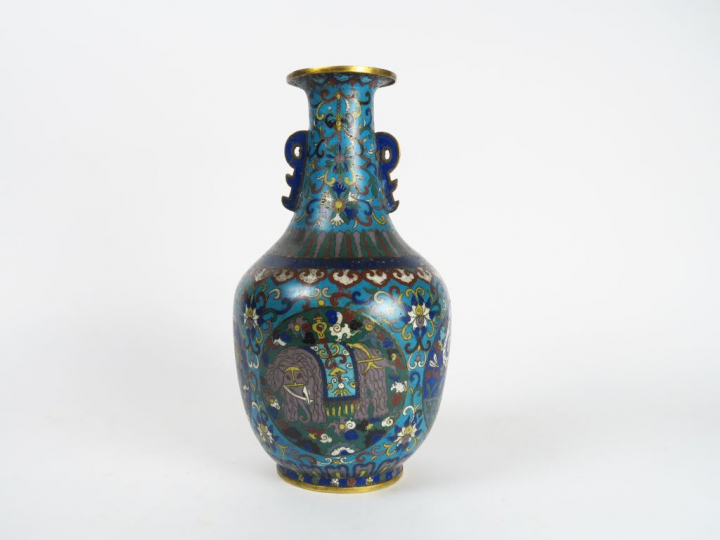Vase en émaux cloisonnés. Chine. H. 32 cm (restaurations)