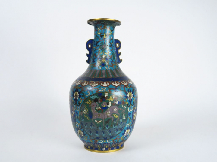 Vase en émaux cloisonnés. Chine. H. 32 cm (restaurations)