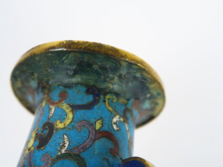 Vase en émaux cloisonnés. Chine. H. 32 cm (restaurations)