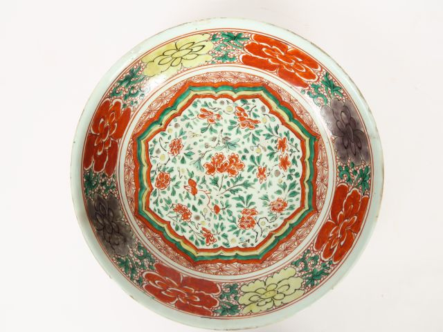 Plat en porcelaine et émaux de la famille verte, médaillon central en 