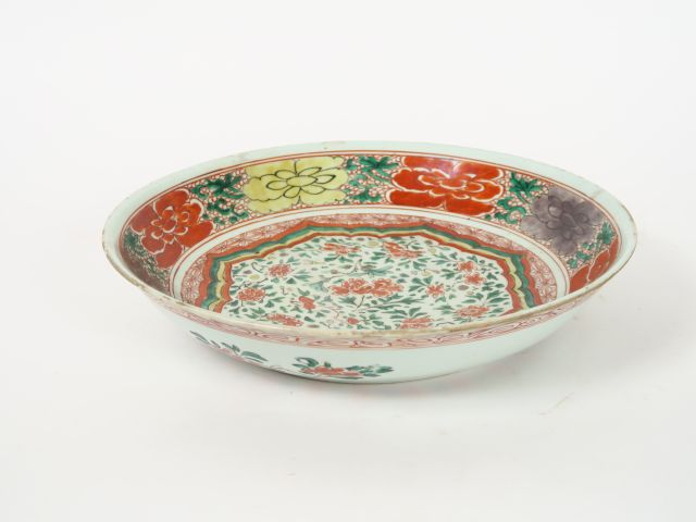 Plat en porcelaine et émaux de la famille verte, médaillon central en 