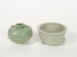 Vente aux enchères Lot comprenant : - un brûe-parfum tripode céladon, décor floral sous c