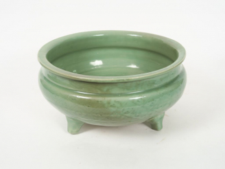 Vente aux enchères Grand-brûle parfum tripode en porcelaine et émail céladon, décor sous 