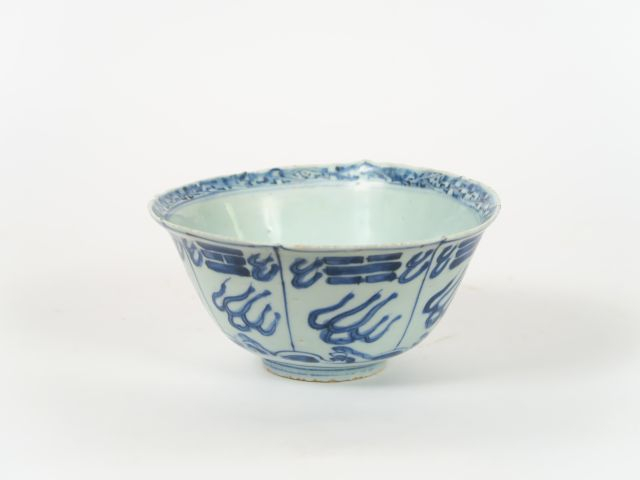 Coupe en porcelaine blanche, à décor en bleu sous couverte de flammes 