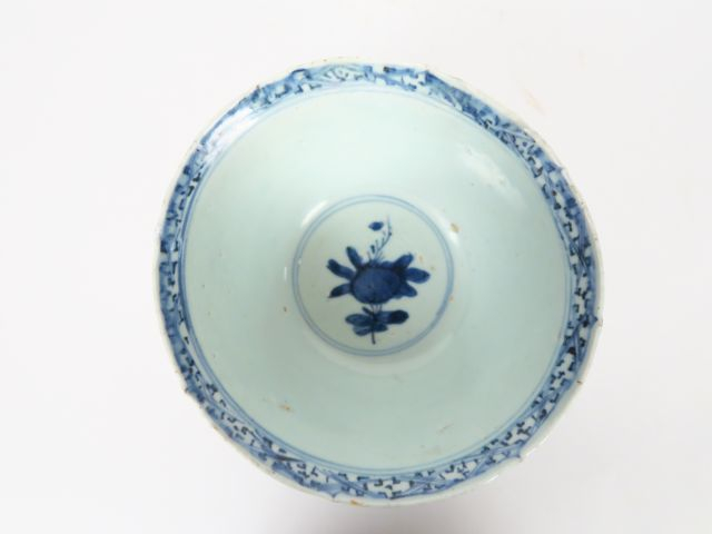 Coupe en porcelaine blanche, à décor en bleu sous couverte de flammes 