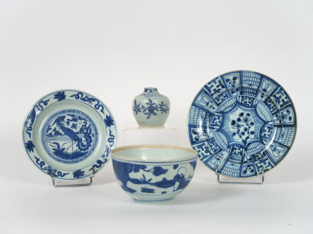Lot de quatre porcelaines de Chine, époque Ming comprenant deux coupes
