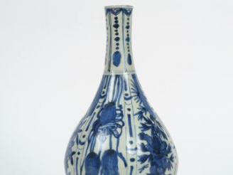 Vente aux enchères Vase bouteille en porcelaine bleu blanc, décor de motifs de fleurs et 