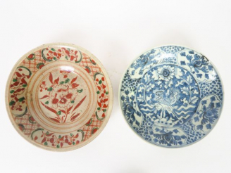Vente aux enchères Lot comprenant deux coupes en porcelaine de Swatow. L'une en porcelain
