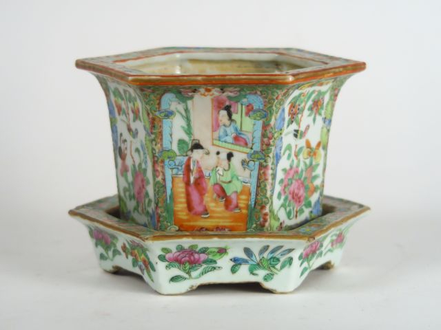 Cache-pot et son présentoir de forme hexagonale en porcelaine de Canto