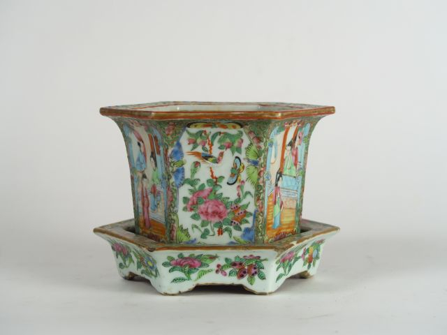 Cache-pot et son présentoir de forme hexagonale en porcelaine de Canto