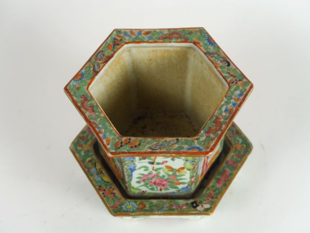 Cache-pot et son présentoir de forme hexagonale en porcelaine de Canto