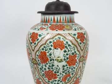 Vase balustre en porcelaine et émaux de style famille verte, à décor d