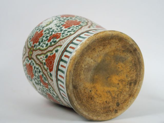 Vase balustre en porcelaine et émaux de style famille verte, à décor d