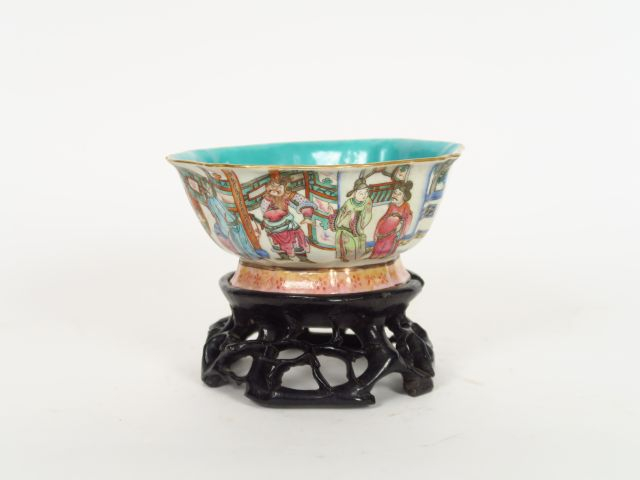 Très belle coupe floriforme en porcelaine de la famille rose, décor de