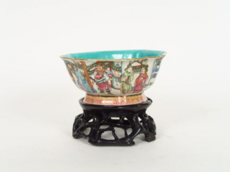 Vente aux enchères Très belle coupe floriforme en porcelaine de la famille rose, décor de