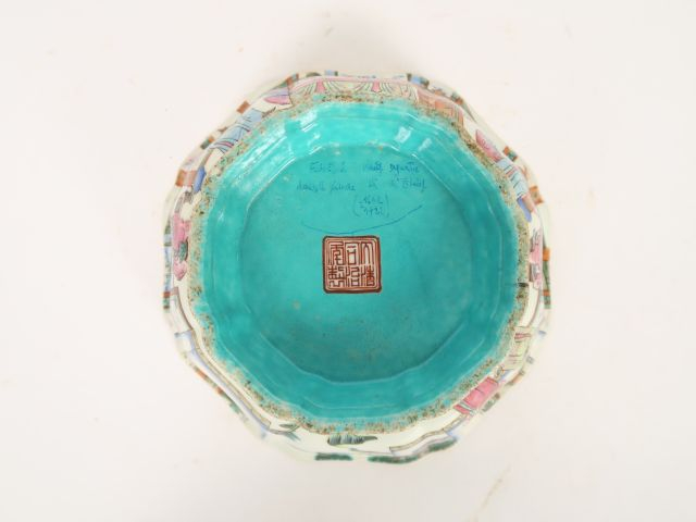 Très belle coupe floriforme en porcelaine de la famille rose, décor de