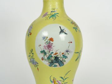 Vase balustre en porcelaine, à décor en médaillon d'oiseaux et végétau