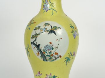 Vase balustre en porcelaine, à décor en médaillon d'oiseaux et végétau