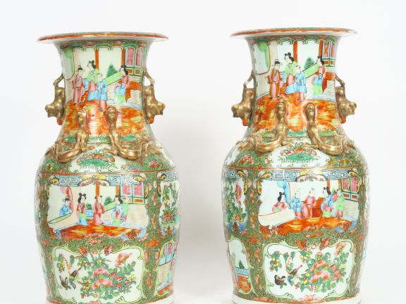 Paire de vases balustre en porcelaine de Canton, décor de scènes de pa
