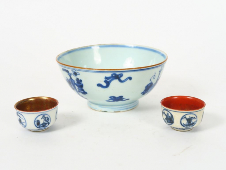 Lot comprenant :  - coupe en porcelaine bleu blanc, décor d'objets mob