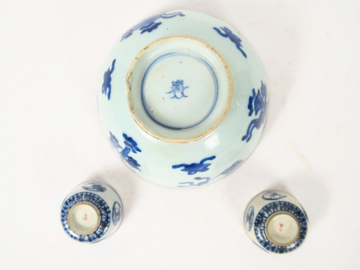 Lot comprenant :  - coupe en porcelaine bleu blanc, décor d'objets mob