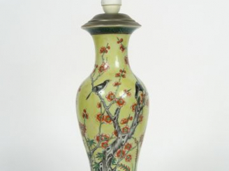 Vente aux enchères Vase balustre en porcelaine et émaux dans le style de la famille verte