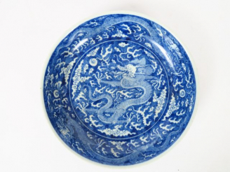 Vente aux enchères Assiette en porcelaine bleu blanc, à décor de dragon à cinq griffes. C