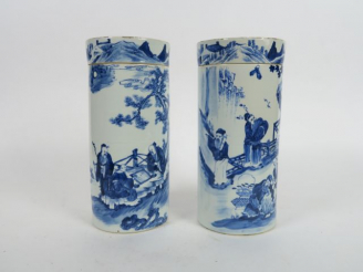 Vente aux enchères Paire de vases rouleaux couverts en porcelaine de Chine, à décor blanc
