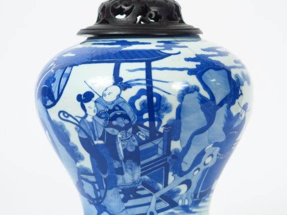 Pot couvert en porcelaine, couvercle en bois (cheveu de 10 cm au nivea