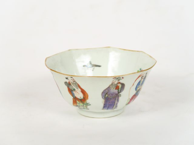 Coupe en porcelaine et émaux de la famille rose, à décor des huit immo