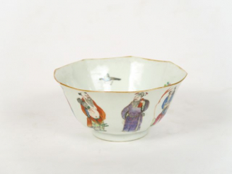 Vente aux enchères Coupe en porcelaine et émaux de la famille rose, à décor des huit immo