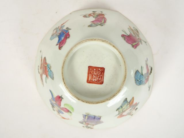 Coupe en porcelaine et émaux de la famille rose, à décor des huit immo