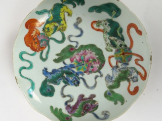 Vente aux enchères Assiette en porcelaine et émaux de la famille rose, à décor de lions b