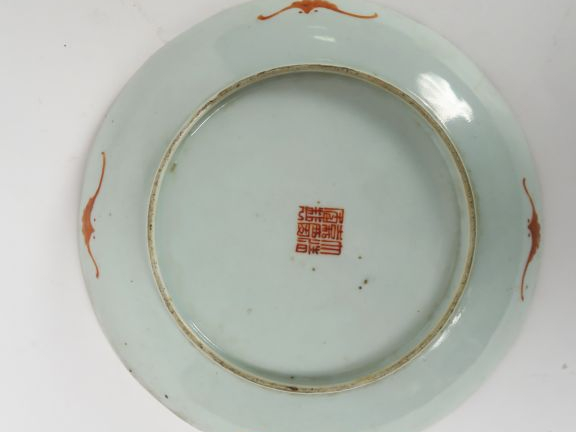 Assiette en porcelaine et émaux de la famille rose, à décor de lions b