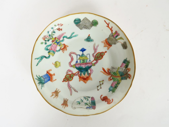 Assiette en porcelaine et émaux de la famille rose, à décor d’objets m