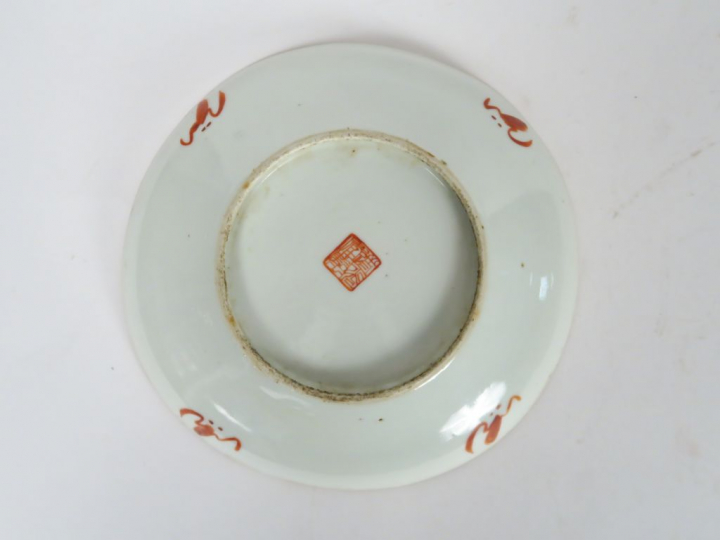 Assiette en porcelaine et émaux de la famille rose, à décor d’objets m