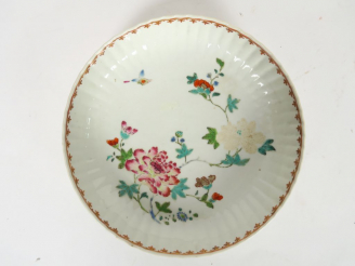 Vente aux enchères Assiette en porcelaine et émaux de la famille rose, à décor de papillo