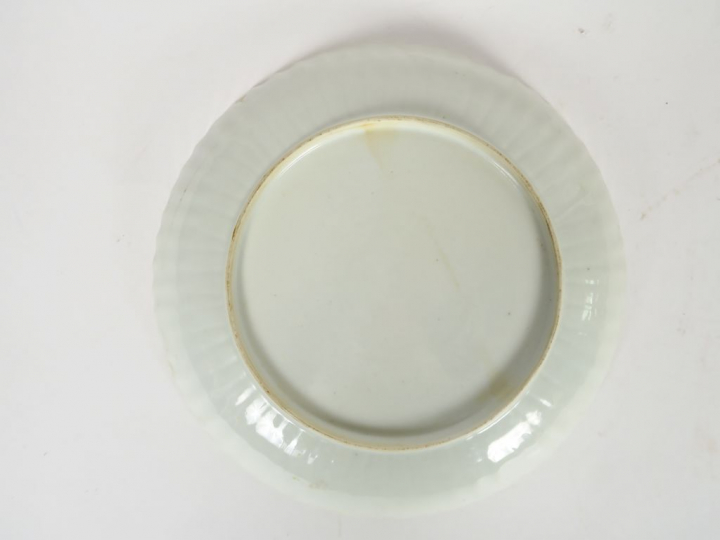 Assiette en porcelaine et émaux de la famille rose, à décor de papillo