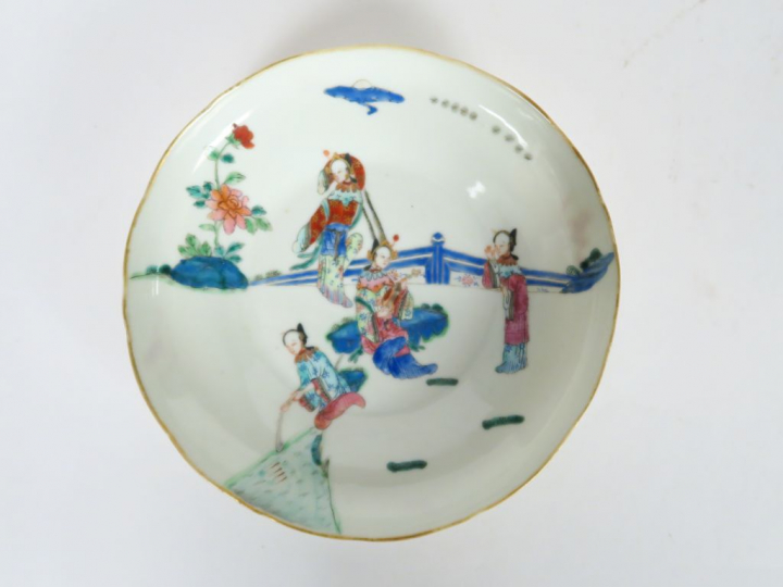 Assiette en porcelaine et émaux de la famille rose, à décor de jeunes 