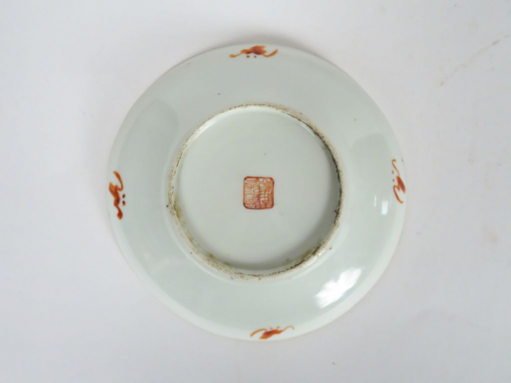 Assiette en porcelaine et émaux de la famille rose, à décor de jeunes 